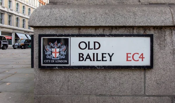 イギリス ロンドンのオールド ベイリーとニューゲート ストリートの角にある道路標識 — ストック写真