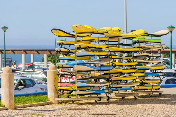 Ein Stapel Surfbretter Zum Ausleihen Der Küste — Stockfoto