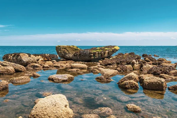 Scenic Shot Rocky Beach Crystal Clear Water Huge Mossy Boulder — Stock Photo, Image