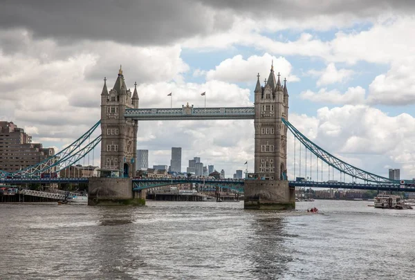 阳光灿烂的伦敦塔桥和泰晤士河的美丽景色 — 图库照片