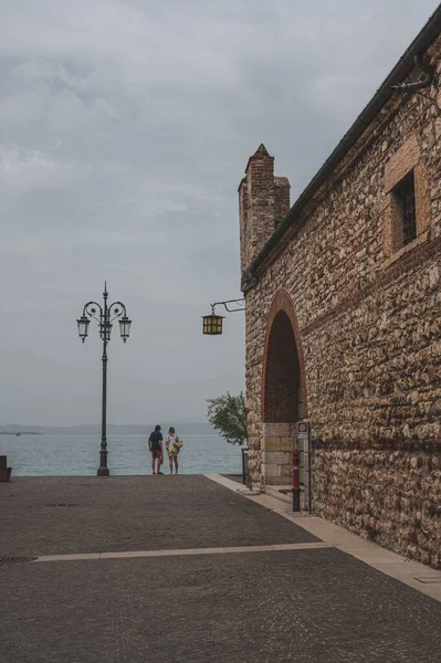Pionowe Ujęcie Średniowiecznego Budynku Nad Jeziorem Garda Lazise — Zdjęcie stockowe