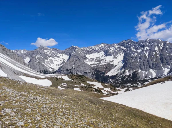 Piękne Ujęcie Śnieżnych Gór Dolin Pod Chmurnym Niebem — Zdjęcie stockowe