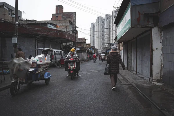 Uma Rua Local Distrito Huang Shanghai China Com Pessoas Andando — Fotografia de Stock