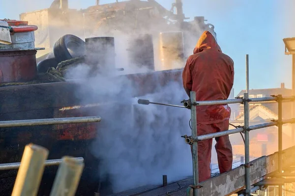 Uma Pressão Trabalhador Lavando Casco Barco — Fotografia de Stock