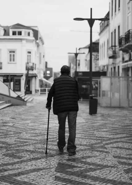 Uma Escala Cinza Homem Coxo Andando Rua — Fotografia de Stock