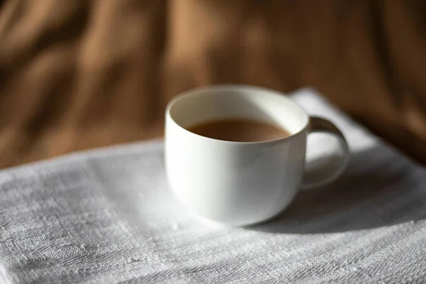 Primo Piano Una Tazza Caffè Asciugamano Bianco Uno Sfondo Preso — Foto Stock