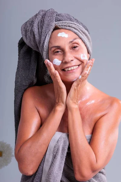 Happy Hispanic Woman Body Cream Treatment Gray Background Vertical Shot — Stock Photo, Image