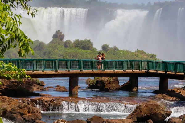 Ett Par Turister Tittar Iguazu Falls Misiones Argentina — Stockfoto