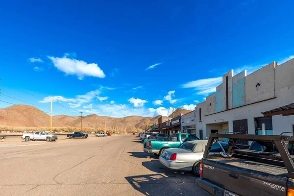 Carros Estacionamento Rua Principal Caliente Nevada Desert Town — Fotografia de Stock
