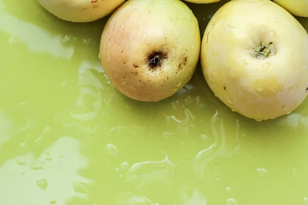 Yeşil Bir Tabakta Taze Suyla Yıkanmış Yeşil Elmaların Üst Görüntüsü — Stok fotoğraf