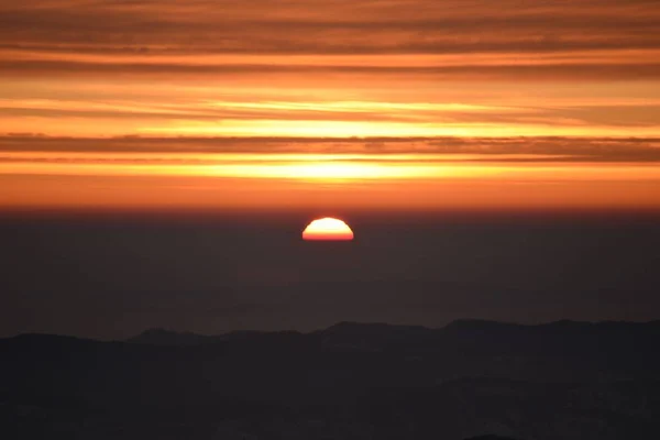 Urzekający Zachód Słońca Nad Sylwetką Wzgórz — Zdjęcie stockowe