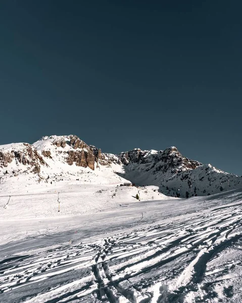 Immagine Montagne Coperte Neve Sotto Cielo Blu Scuro — Foto Stock