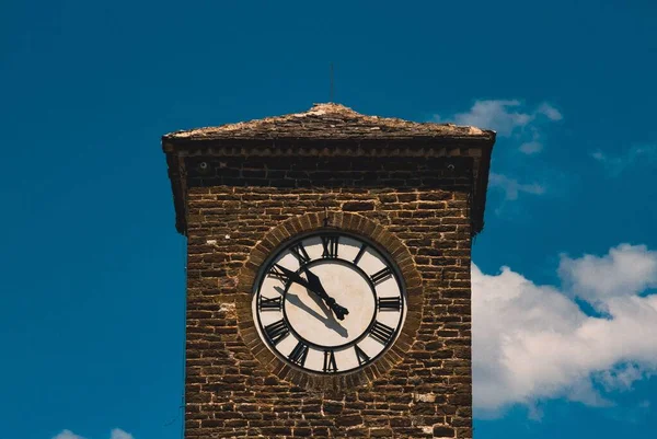 Mavi Gökyüzüne Karşı Bir Saat Kulesinin Açık Hava Görüntüsü — Stok fotoğraf