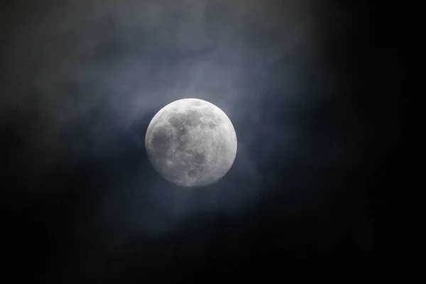 Close Uma Lua Cheia Iluminando Céu Noturno Nublado — Fotografia de Stock