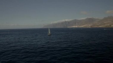 Tenerife kıyılarında denizde yüzen bir teknenin havadan görüntüsü.