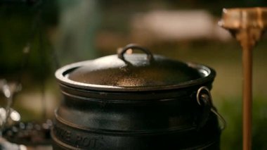 Düğün büfesinde bir kazan. Yavaş çekim videosu.