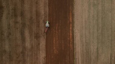 Bir tarlada çalışan tarımsal makinenin havadan görünüşü