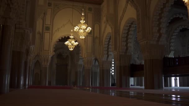モロッコのカサブランカにあるハサン2世モスクの内部 — ストック動画