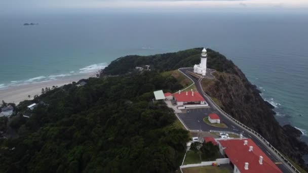 バイロン岬灯台とオーストラリアの崖の海岸沿いの建物の空中映像 — ストック動画