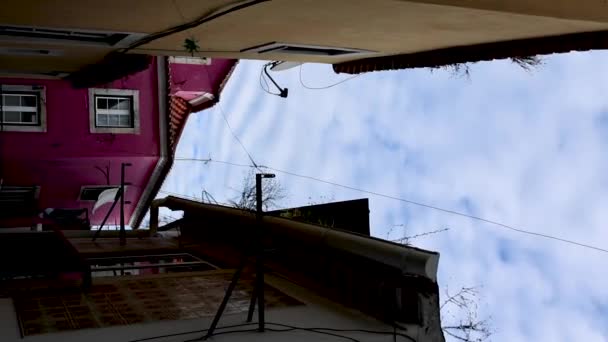 Strzał Różnych Kolorów Rozrzucony Ulicach Alfamy Lizbonie Portugalia — Wideo stockowe
