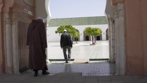 Люди Входящие Мечеть Мекнесе Марокко — стоковое видео