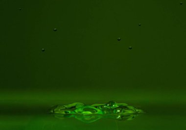 Su kabarcıkları ve damlalar boş yeşil bir zeminde izole edilir.