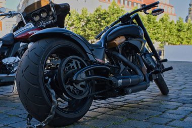 Harley Davidson bir otoparkta