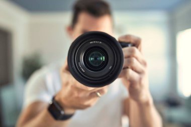 Adam aynada aynasız bir kamerayla kendi fotoğrafını çekiyor. Otoportre.