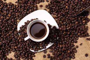 Espresso kahve fincanı ve kızarmış fasulye. Kahve hala hayat.