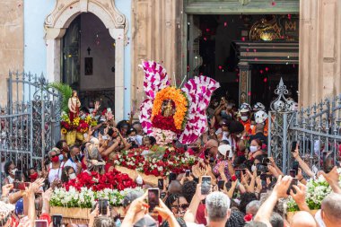 Salvador, Bahia, Brezilya - 4 Aralık 2022: Katolik kalabalığı Santa Barbara 'nın kiliseden ayrılmasını selamlıyor. Pelourinho, Salvador, Bahia.