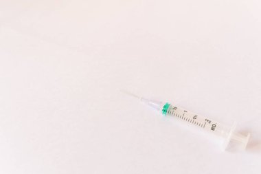 Hastanede enjeksiyon için hazırlanmış beyaz bir masanın üzerindeki şırınga.