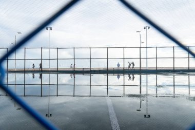 Salvador, Bahia, Brezilya - 05 Aralık 2021: Salvador, Bahia 'da Rio Vermelho plajı boyunca yürüyen insanlar görülüyor..