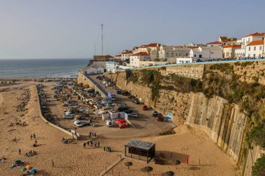 Portekiz 'in Ericeira kasabasındaki Pescadores' in güneşli sahilinin güzel bir görüntüsü.