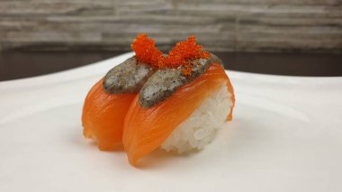 Kırmızı havyarlı somon suşi parçalarının yakın plan çekimi.