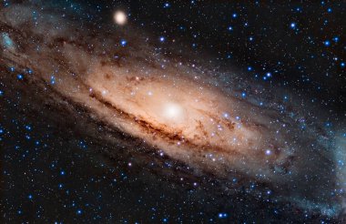 Andromeda Galaksisinin karanlık evrende parlayan güzel bir görüntüsü.