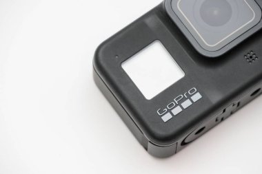 Beyaz arkaplanda üretici Gopro 'dan bir aksiyon kamerası