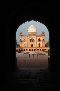 Yeni Delhi 'deki Safdarjung Mezarlığı' nın dikey bir görüntüsü, Hindistan 'ın koyu kemerinden görülebiliyor.