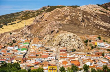 Ciudad 'daki binaların ve dağların manzaralı bir görüntüsü İspanya' da gerçek