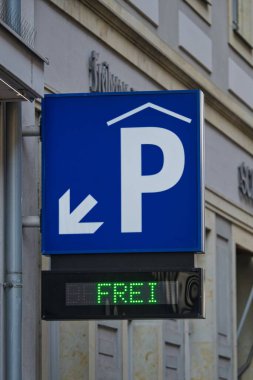 Modern ücretsiz park yeri tabelasına yakın.