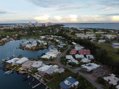 Gün batımında suyla çevrili Florida şehir manzarası.