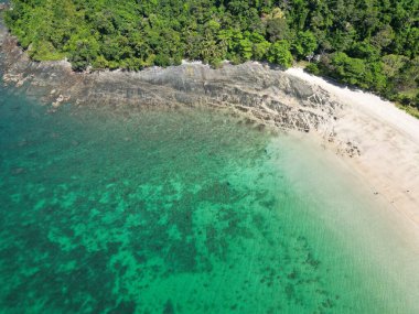 Okyanus ve orman manzaralı egzotik Tayland manzarasının insansız hava aracı görüntüsü