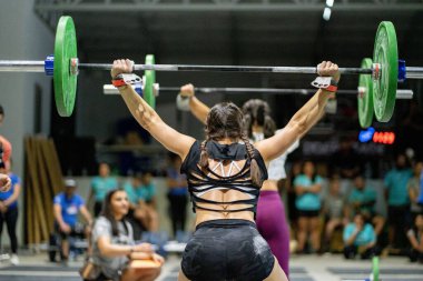 Şampiyonada halter tutan bir bayan sporcu.