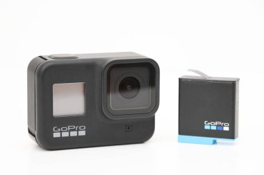 Üretici firma Gopro 'nun beyaz arka planda bataryası olan bir aksiyon kamerası.