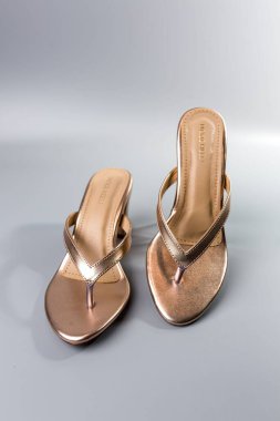 beyaz zemin üzerinde ayakkabı.