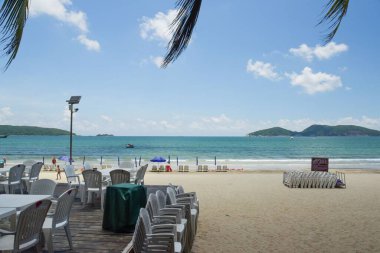 Kumsalda güzel bir restoran manzarası