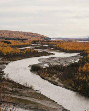 Alaska Dağlarını yansıtan bir nehir.