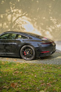 Porsche 911 Carrera siyah park