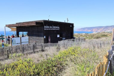 Cascais, Portekiz 'deki Cresmina Dune Yorum Binası