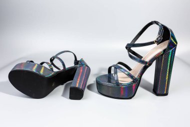 beyaz zemin üzerinde ayakkabı