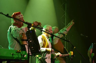 İngiliz Scrumpy ve Batılı grup The Wurzels Komedia, Bath 'da sahne aldılar. Birleşik Krallık. 8 Aralık,